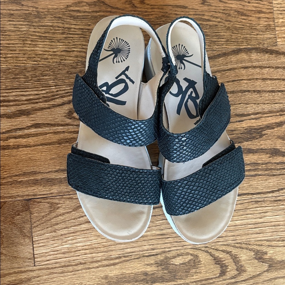 OTBT Black Textured Platform Sandals - Picture 2 of 6